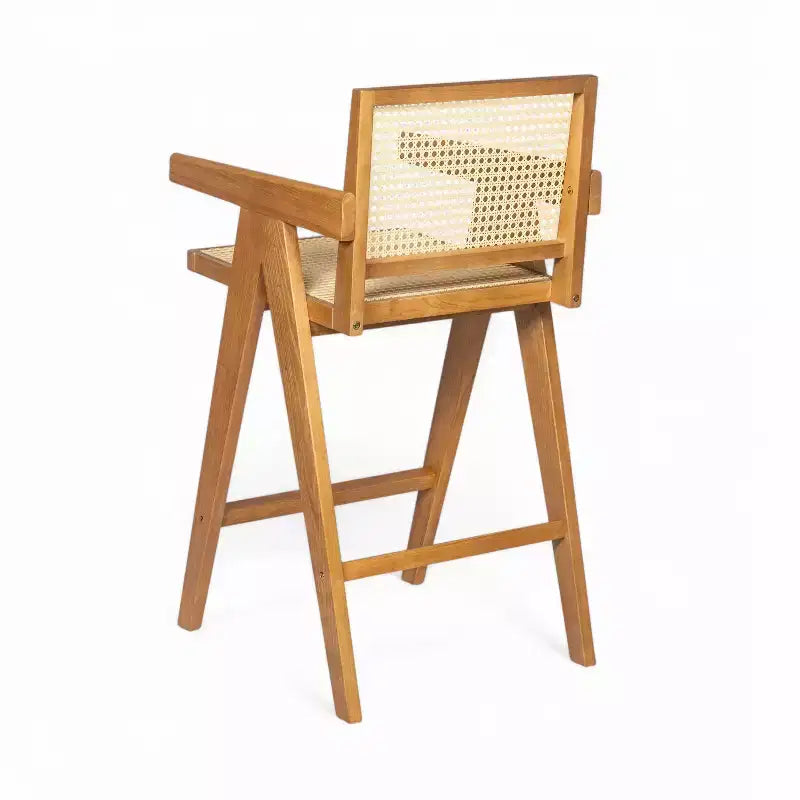 Sgabelli da bar Okak (set da 2) in legno massello ad altezza bancone per sale da pranzo, poltrone con schienale in rattan per isole cucina, finitura naturale
