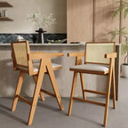 Sgabelli da bar Okak (set da 2) in legno massello ad altezza bancone per sale da pranzo, poltrone con schienale in rattan per isole cucina, finitura naturale
