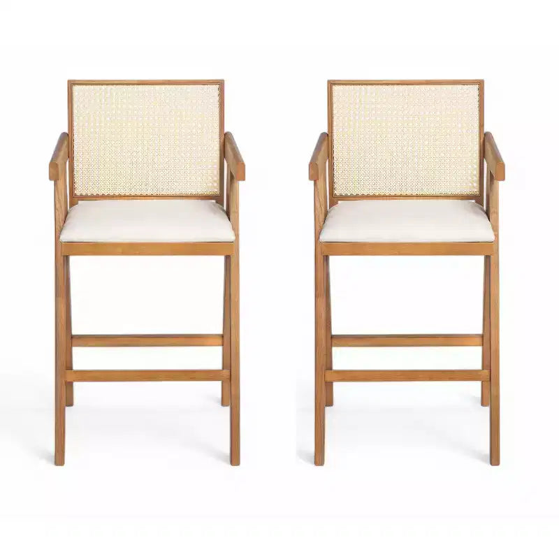 Sgabelli da bar Okak (set da 2) in legno massello ad altezza bancone per sale da pranzo, poltrone con schienale in rattan per isole cucina, finitura naturale