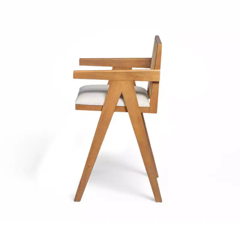 Sgabelli da bar Okak (set da 2) in legno massello ad altezza bancone per sale da pranzo, poltrone con schienale in rattan per isole cucina, finitura naturale