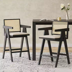 Sgabelli da bar Okak (set da 2) in legno massello ad altezza bancone per sale da pranzo, poltrone con schienale in rattan per isole cucina, finitura naturale