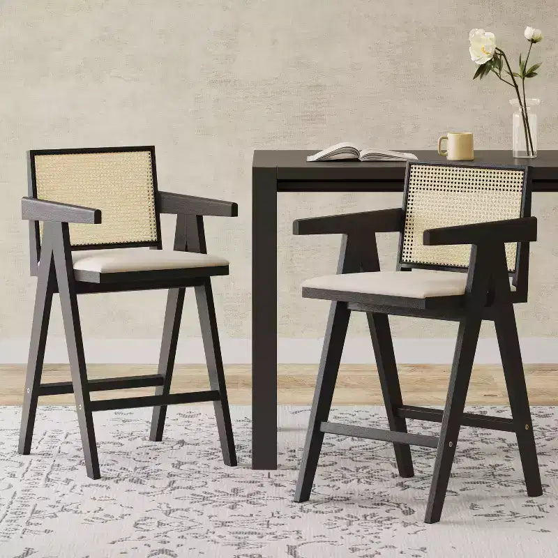 Sgabelli da bar Okak (set da 2) in legno massello ad altezza bancone per sale da pranzo, poltrone con schienale in rattan per isole cucina, finitura naturale