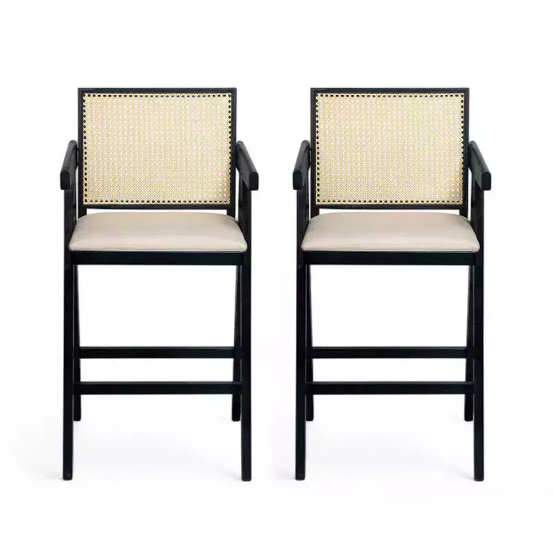 Sgabelli da bar Okak (set da 2) in legno massello ad altezza bancone per sale da pranzo, poltrone con schienale in rattan per isole cucina, finitura naturale