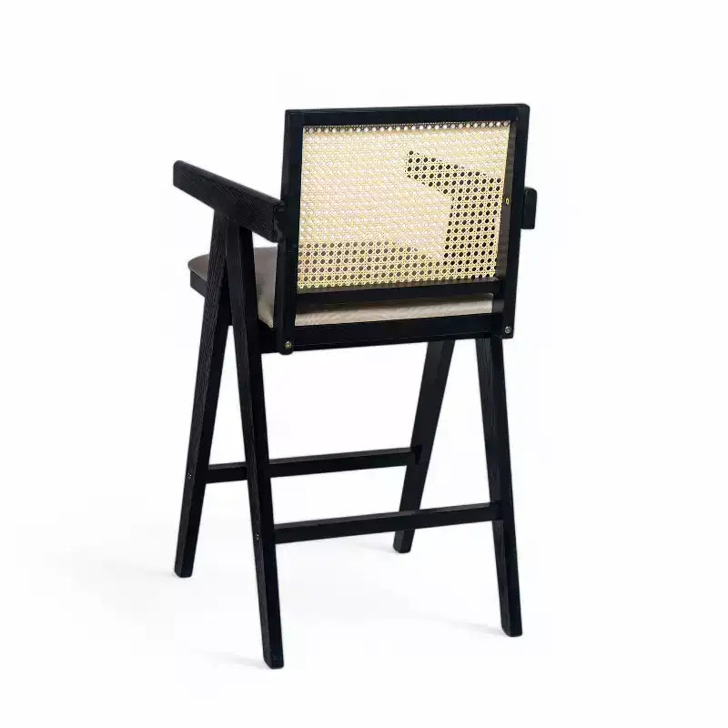 Sgabelli da bar Okak (set da 2) in legno massello ad altezza bancone per sale da pranzo, poltrone con schienale in rattan per isole cucina, finitura naturale