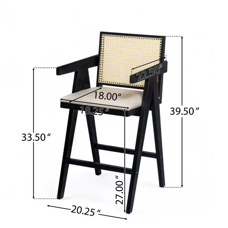Sgabelli da bar Okak (set da 2) in legno massello ad altezza bancone per sale da pranzo, poltrone con schienale in rattan per isole cucina, finitura naturale