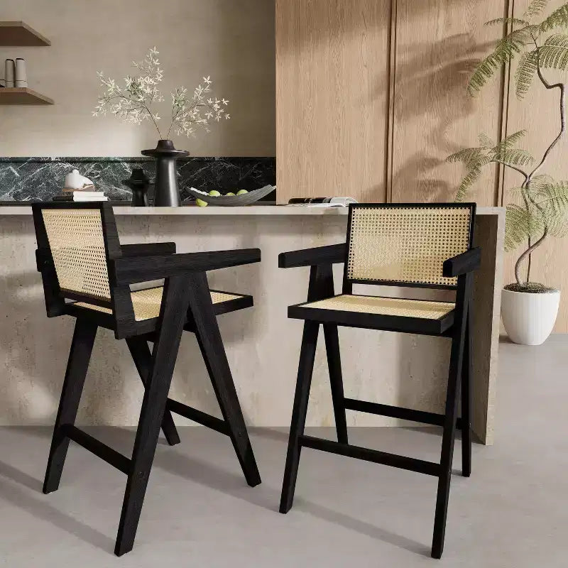Sgabelli da bar Okak (set da 2) in legno massello ad altezza bancone per sale da pranzo, poltrone con schienale in rattan per isole cucina, finitura naturale