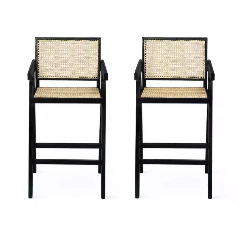 Sgabelli da bar Okak (set da 2) in legno massello ad altezza bancone per sale da pranzo, poltrone con schienale in rattan per isole cucina, finitura naturale