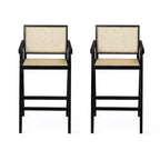 Sgabelli da bar Okak (set da 2) in legno massello ad altezza bancone per sale da pranzo, poltrone con schienale in rattan per isole cucina, finitura naturale