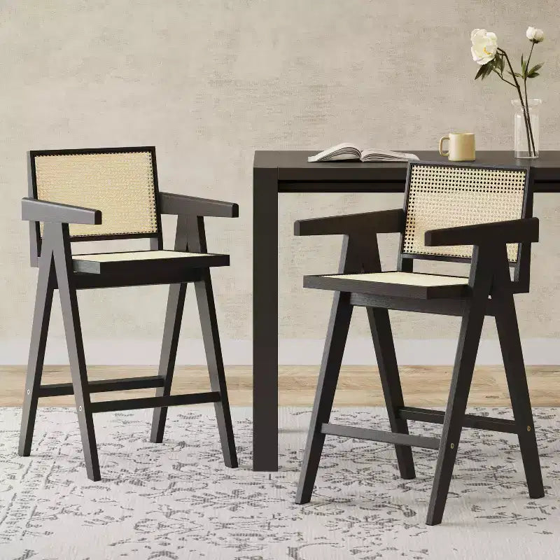 Sgabelli da bar Okak (set da 2) in legno massello ad altezza bancone per sale da pranzo, poltrone con schienale in rattan per isole cucina, finitura naturale