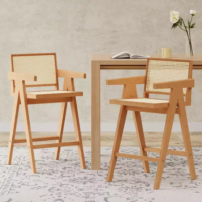 Sgabelli da bar Okak (set da 2) in legno massello ad altezza bancone per sale da pranzo, poltrone con schienale in rattan per isole cucina, finitura naturale