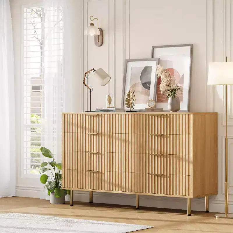 Comò a 8 cassetti in legno da 140 cm con maniglie in metallo e design antiribaltamento - Finitura naturale moderna per camera da letto, soggiorno e ufficio.
