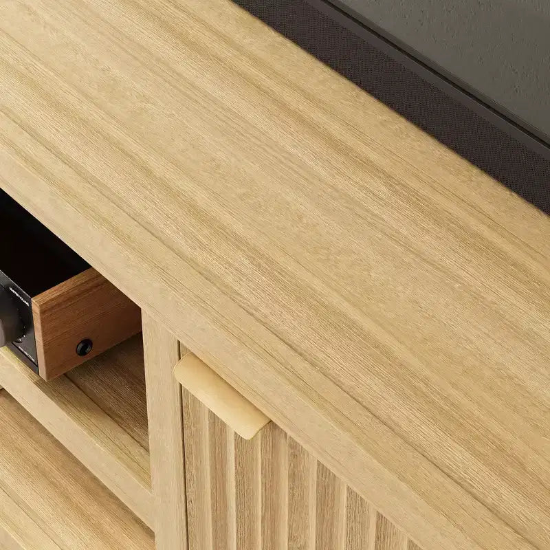 Mobile TV scanalato per 80 pollici, mobile TV moderno con contenitore, mobile console multimediale in legno con anta scanalata e maniglia dorata, rovere naturale
