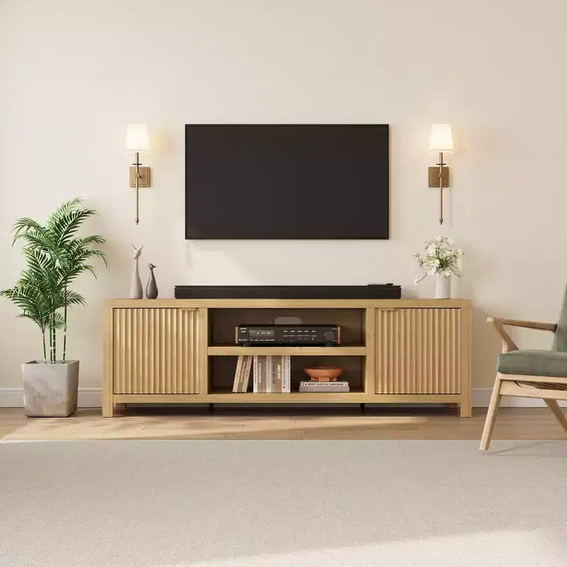 Mobile TV scanalato per 80 pollici, mobile TV moderno con contenitore, mobile console multimediale in legno con anta scanalata e maniglia dorata, rovere naturale