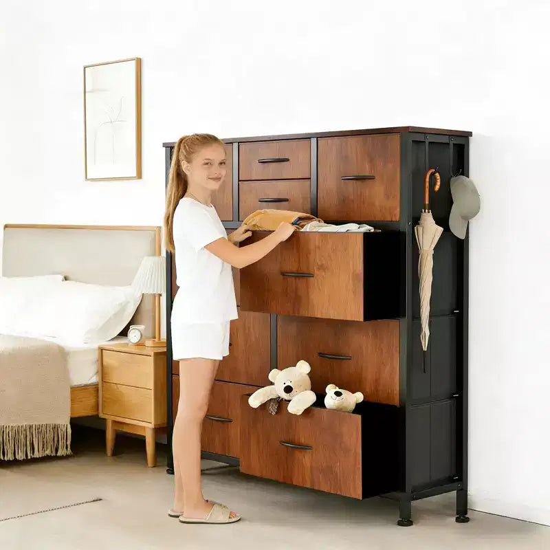 Cassettiera portaoggetti TUYOHW a 10 cassetti con tasche laterali e ganci, organizer in tessuto con piano in legno, torre portaoggetti per camera da letto, armadio e ingresso