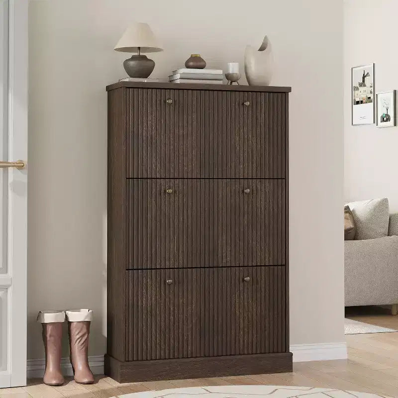 Moderno Scarpiera a 3 Ante a Scomparsa con Design Scanalato. Ripiani Regolabili in un Organizer Stretto Autoportante per Ingresso o Corridoio.