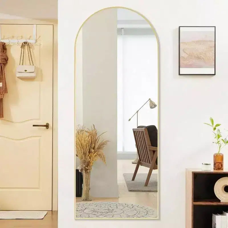 Specchio ad arco dorato 64x21 con cornice in alluminio. Uno specchio a figura intera da appoggio o da parete per la camera da letto o il guardaroba