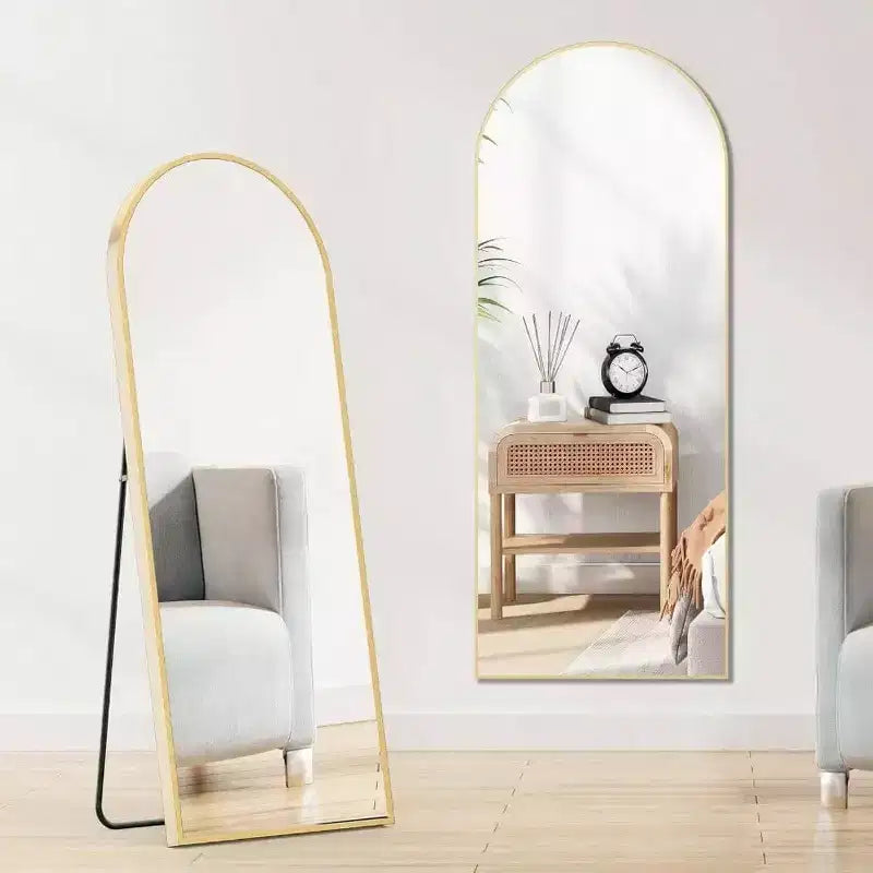 Specchio ad arco dorato 64x21 con cornice in alluminio. Uno specchio a figura intera da appoggio o da parete per la camera da letto o il guardaroba