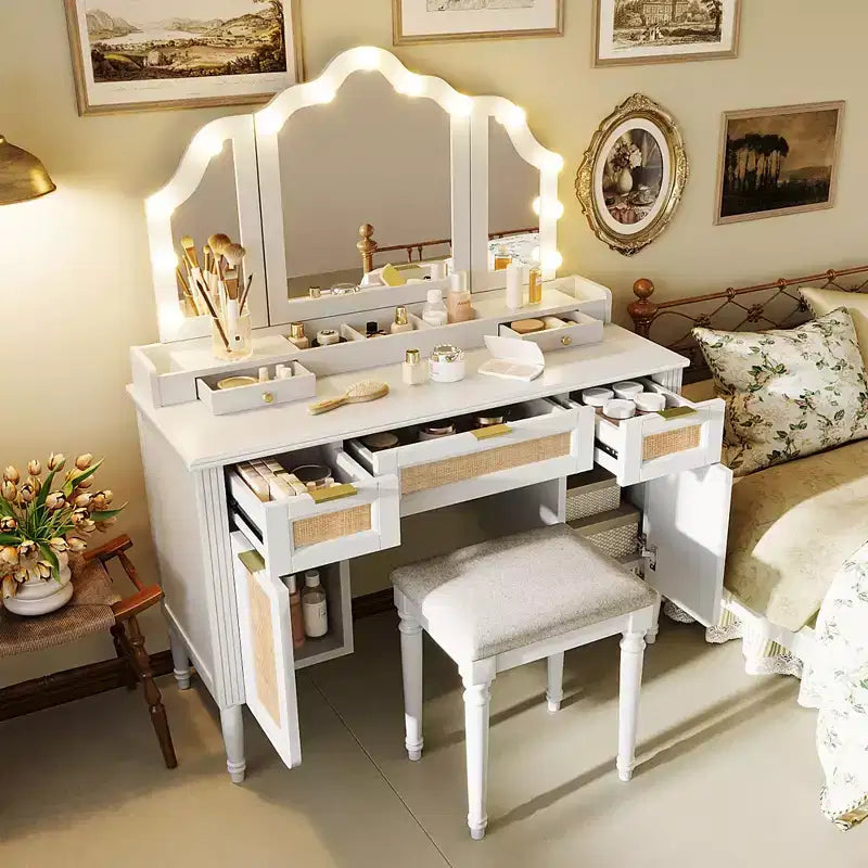 Toeletta da trucco Mobile da trucco Toeletta con 13 lampadine, specchio a tre ante, stazione di ricarica e cassetti portaoggetti, bianco - ModernLuxe