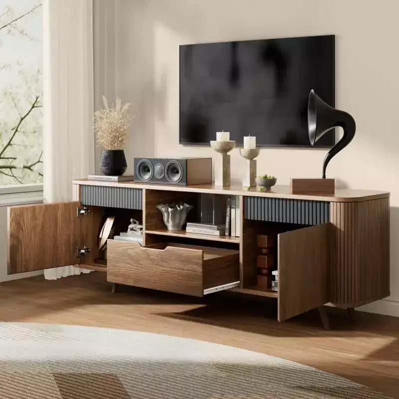 Modern TV Stand da 55 pollici per TV fino a 65 pollici, Consolle multimediale scanalata con cassetto e stazione di ricarica, Mobile TV in legno in stile Mid-Century per soggiorni