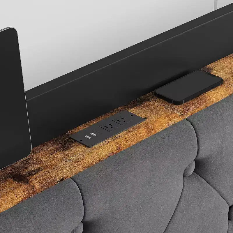 Letto matrimoniale con rivestimento imbottito, Struttura letto con stazione di ricarica e 4 cassetti contenitore, Supporto a doghe in legno, Nessuna necessità di box spring, Grigio chiaro (Queen)