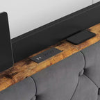 Letto matrimoniale con rivestimento imbottito, Struttura letto con stazione di ricarica e 4 cassetti contenitore, Supporto a doghe in legno, Nessuna necessità di box spring, Grigio chiaro (Queen)