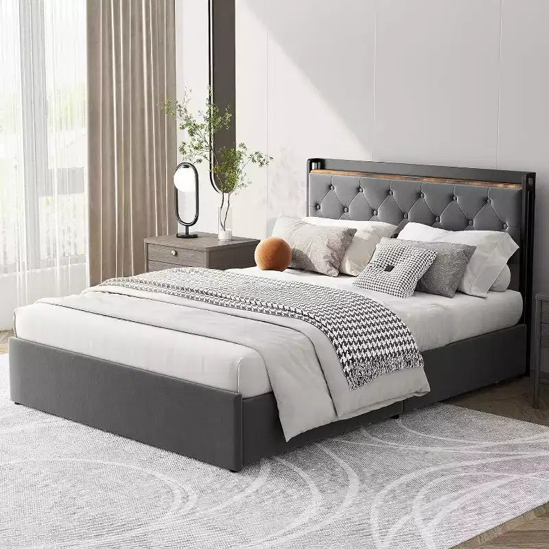 Letto matrimoniale con rivestimento imbottito, Struttura letto con stazione di ricarica e 4 cassetti contenitore, Supporto a doghe in legno, Nessuna necessità di box spring, Grigio chiaro (Queen)