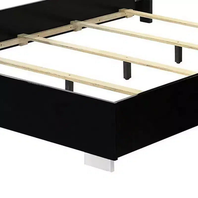 Letto matrimoniale Royal Hamton con testiera a LED, struttura in legno nero pianoforte