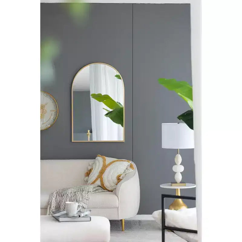 Specchio da parete arcuato 24 x 36 pollici con cornice in metallo dorato