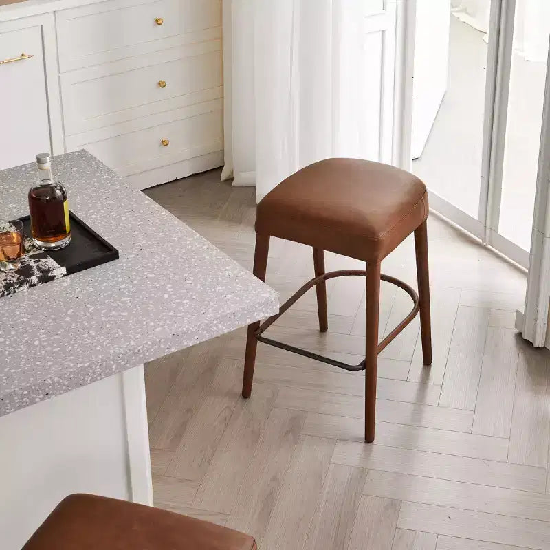 Set di 2 moderni sgabelli da bar Okak imbottiti e confortevoli con poggiapiedi e robusta struttura in metallo, seduta senza schienale altezza bancone