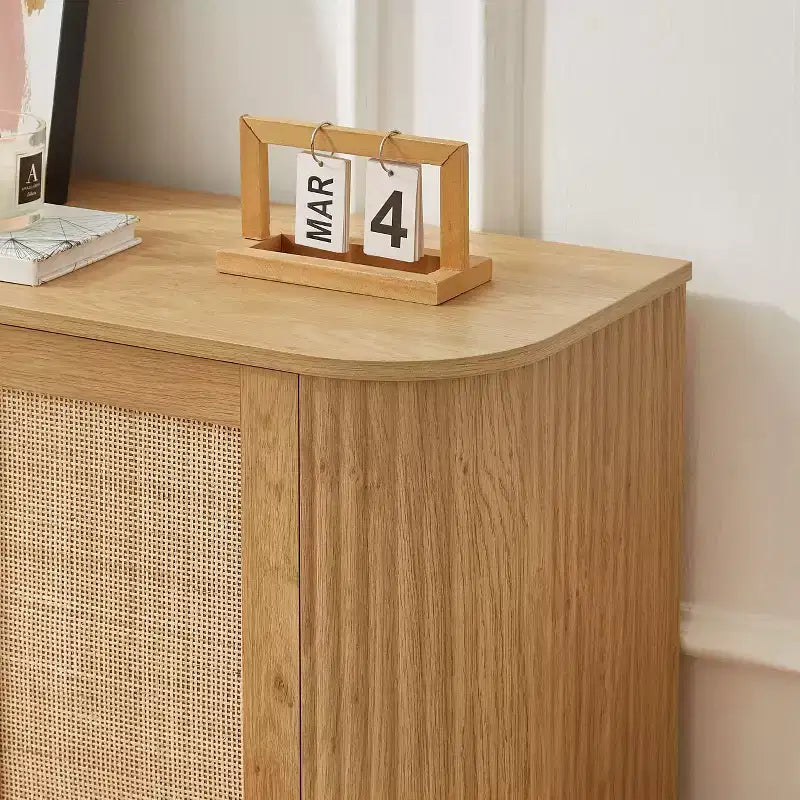 Mobile TV ondulato JVNOXK da 64 pollici con armadietti ad angolo arrotondato, corpo in legno a strisce verticali, per cucina/camera da letto, finitura naturale