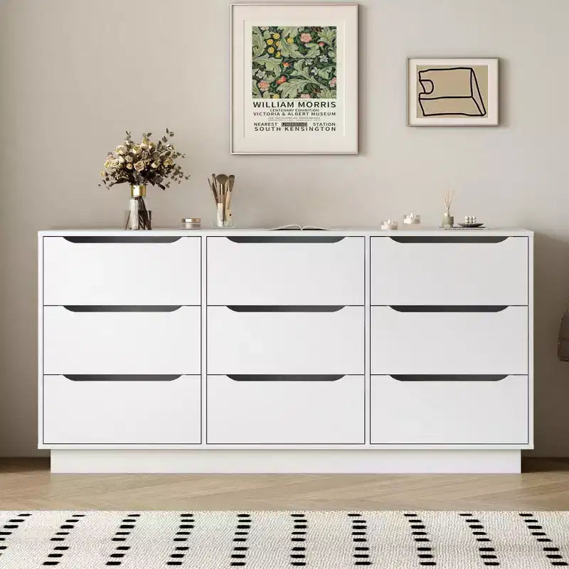 Caratteristiche della camera da letto: contenitore a 9 cassetti con cassetti, pavimenti in legno di grandi dimensioni e cassettiere, colore bianco