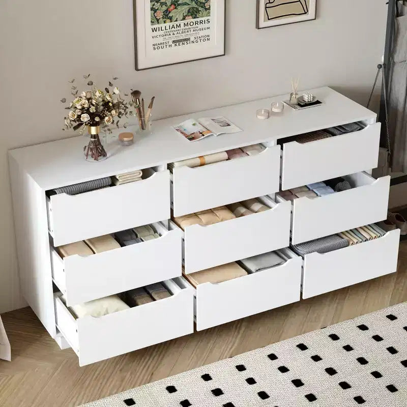 Caratteristiche della camera da letto: contenitore a 9 cassetti con cassetti, pavimenti in legno di grandi dimensioni e cassettiere, colore bianco