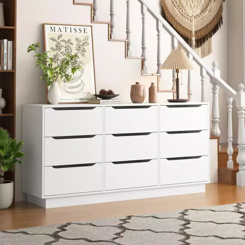 Caratteristiche della camera da letto: contenitore a 9 cassetti con cassetti, pavimenti in legno di grandi dimensioni e cassettiere, colore bianco