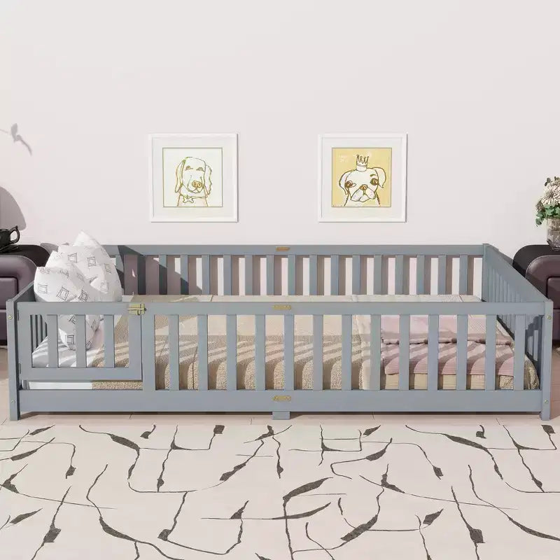 Letto a due piazze (Queen Size) con recinzione e porta, struttura in legno massello di caucciù, sponda di sicurezza, letto basso grande con recinzione e cancello