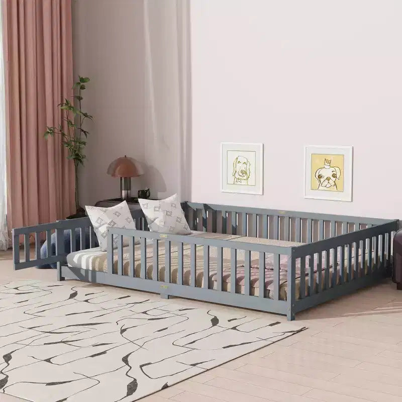 Letto a due piazze (Queen Size) con recinzione e porta, struttura in legno massello di caucciù, sponda di sicurezza, letto basso grande con recinzione e cancello