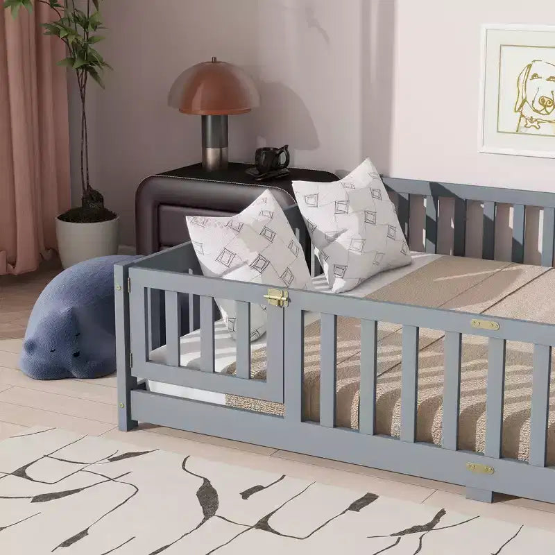 Letto a due piazze (Queen Size) con recinzione e porta, struttura in legno massello di caucciù, sponda di sicurezza, letto basso grande con recinzione e cancello