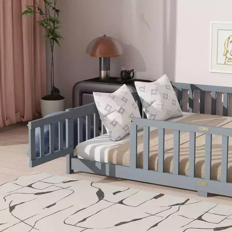 Letto a due piazze (Queen Size) con recinzione e porta, struttura in legno massello di caucciù, sponda di sicurezza, letto basso grande con recinzione e cancello