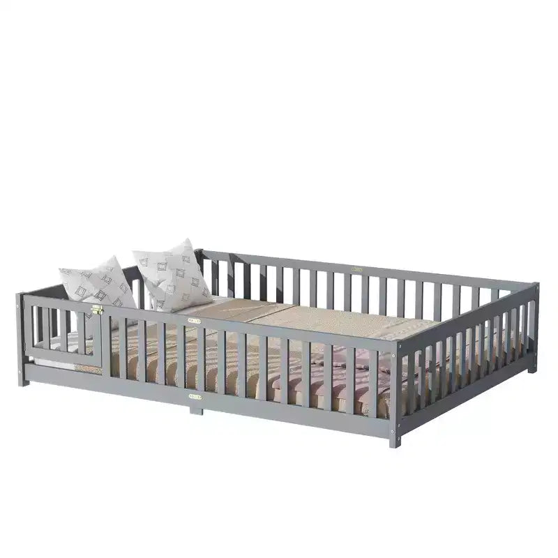 Letto a due piazze (Queen Size) con recinzione e porta, struttura in legno massello di caucciù, sponda di sicurezza, letto basso grande con recinzione e cancello