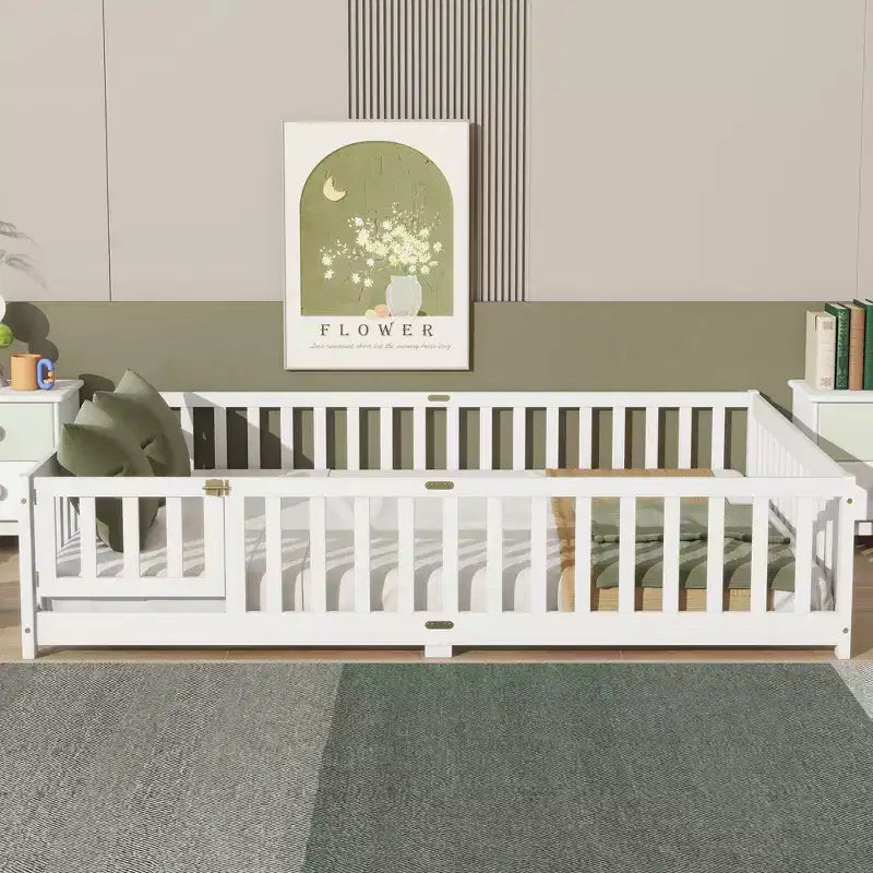 Letto a due piazze (Queen Size) con recinzione e porta, struttura in legno massello di caucciù, sponda di sicurezza, letto basso grande con recinzione e cancello
