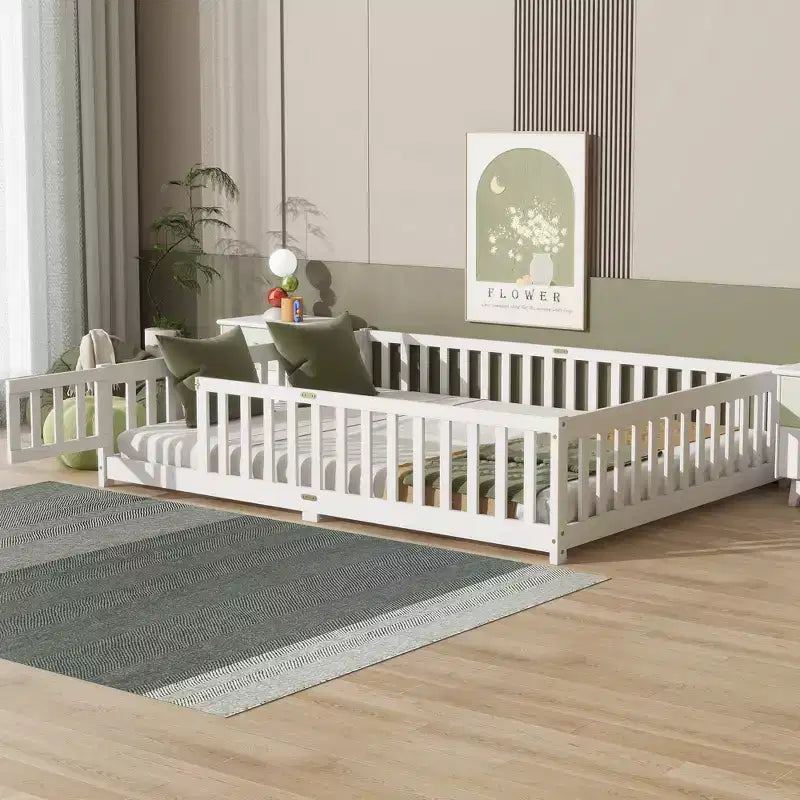 Letto a due piazze (Queen Size) con recinzione e porta, struttura in legno massello di caucciù, sponda di sicurezza, letto basso grande con recinzione e cancello