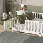 Letto a due piazze (Queen Size) con recinzione e porta, struttura in legno massello di caucciù, sponda di sicurezza, letto basso grande con recinzione e cancello