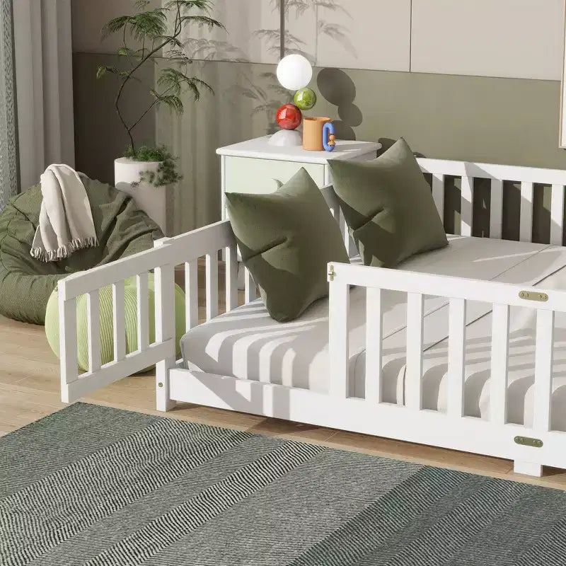 Letto a due piazze (Queen Size) con recinzione e porta, struttura in legno massello di caucciù, sponda di sicurezza, letto basso grande con recinzione e cancello