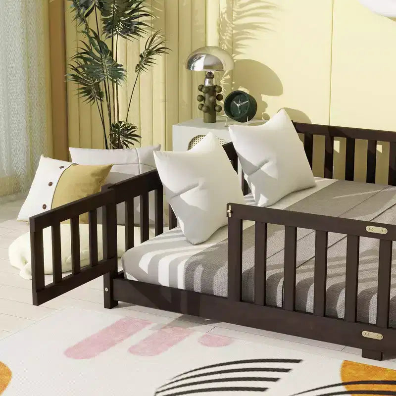 Letto a due piazze (Queen Size) con recinzione e porta, struttura in legno massello di caucciù, sponda di sicurezza, letto basso grande con recinzione e cancello