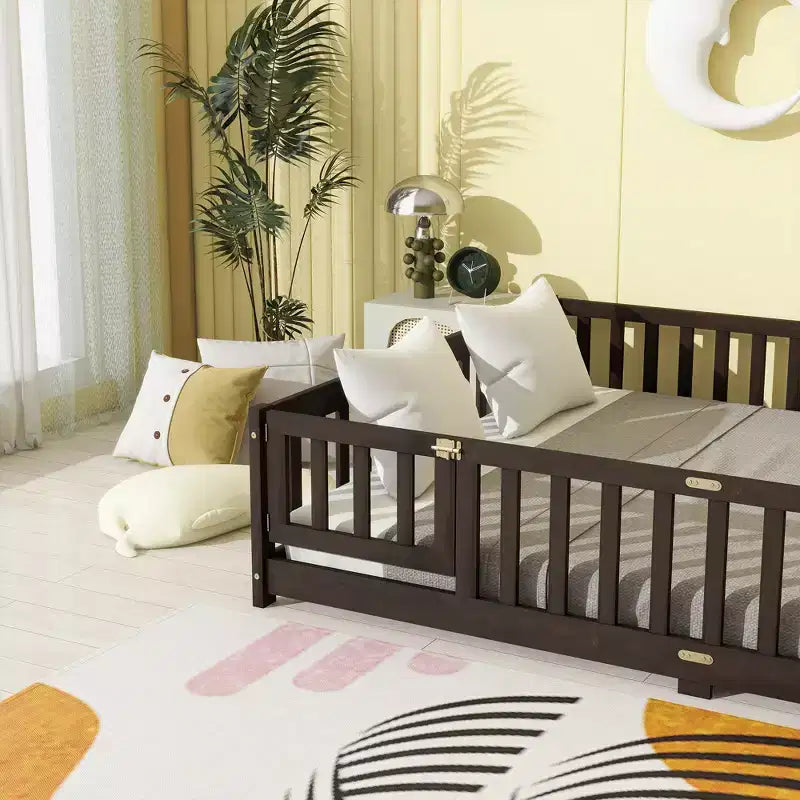 Letto a due piazze (Queen Size) con recinzione e porta, struttura in legno massello di caucciù, sponda di sicurezza, letto basso grande con recinzione e cancello