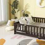 Letto a due piazze (Queen Size) con recinzione e porta, struttura in legno massello di caucciù, sponda di sicurezza, letto basso grande con recinzione e cancello