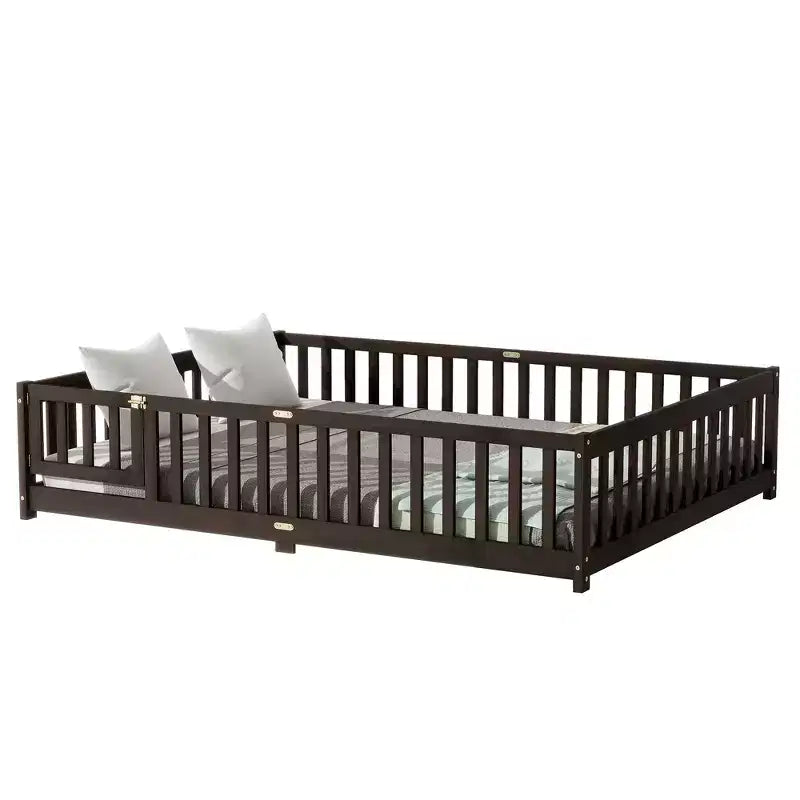 Letto a due piazze (Queen Size) con recinzione e porta, struttura in legno massello di caucciù, sponda di sicurezza, letto basso grande con recinzione e cancello
