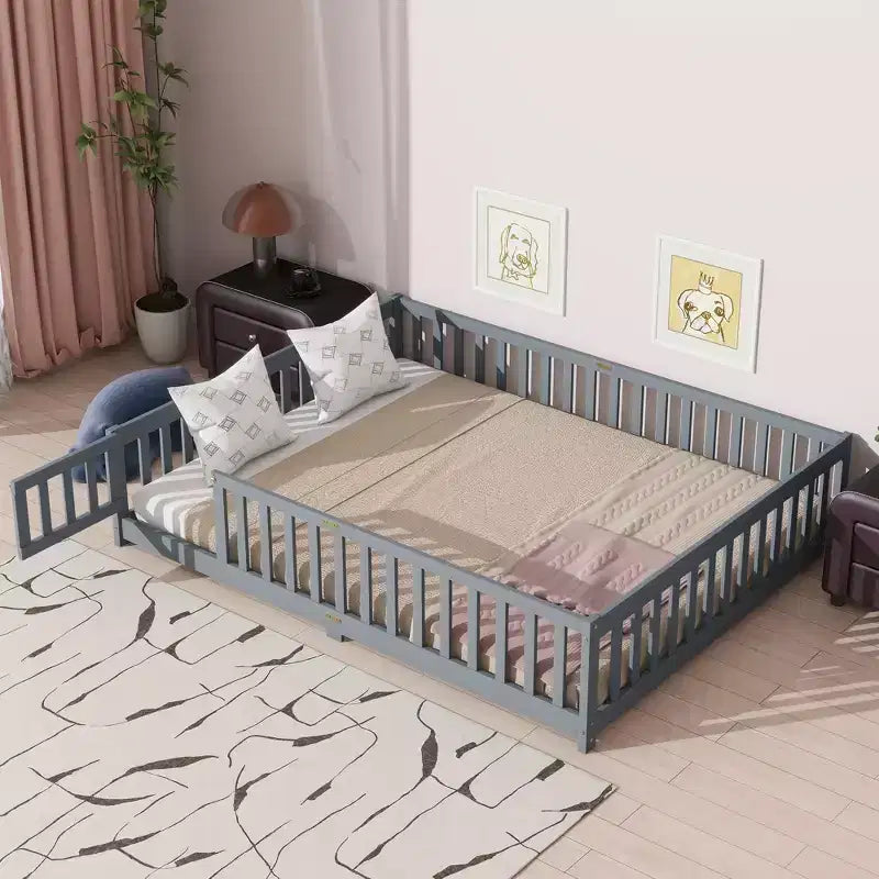Letto a due piazze (Queen Size) con recinzione e porta, struttura in legno massello di caucciù, sponda di sicurezza, letto basso grande con recinzione e cancello