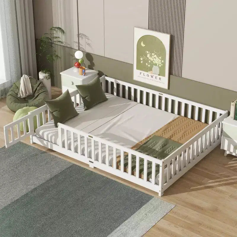 Letto a due piazze (Queen Size) con recinzione e porta, struttura in legno massello di caucciù, sponda di sicurezza, letto basso grande con recinzione e cancello