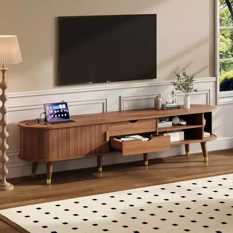 Mobile porta TV ovale scanalato in legno di noce MAYEERTY, console multimediale di metà secolo con stazione di ricarica per TV da 80 pollici
