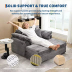 Poltrona chaise longue oversize da interno, comodo divano lounge in velluto a coste con ampi braccioli imbottiti e cuscini decorativi, accogliente divano letto per soggiorno